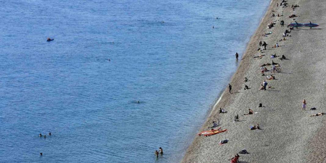 Yüksekte kar alçakta deniz keyfi! Aralık ayında yazı yaşadılar: Herkes donarken onların deniz keyfi imrendirdi 2